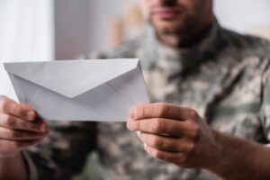 personne recevant un courrier